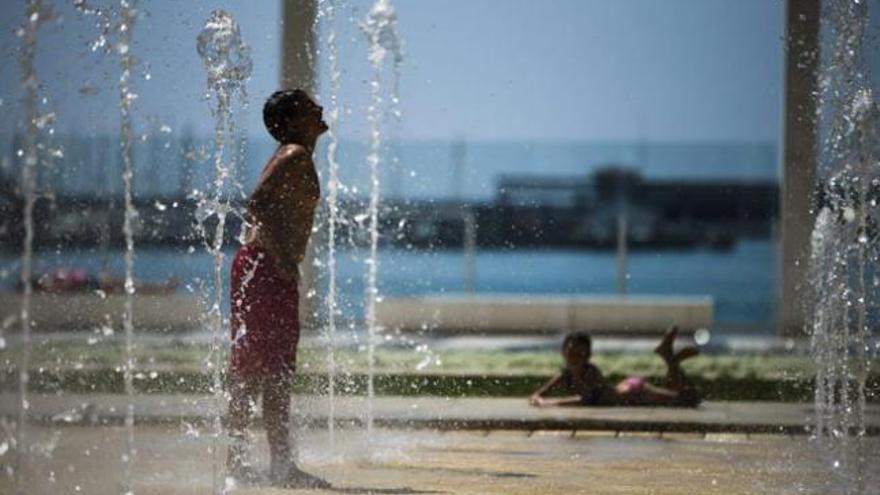 Los más pequeños deben tener mucho cuidado con el calor.