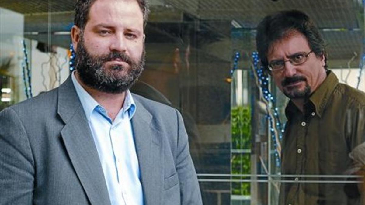 El director Óscar Aibar (izquierda) y el escritor Albert Sánchez Piñol (tras un cristal), fotografiados ayer en Sitges.