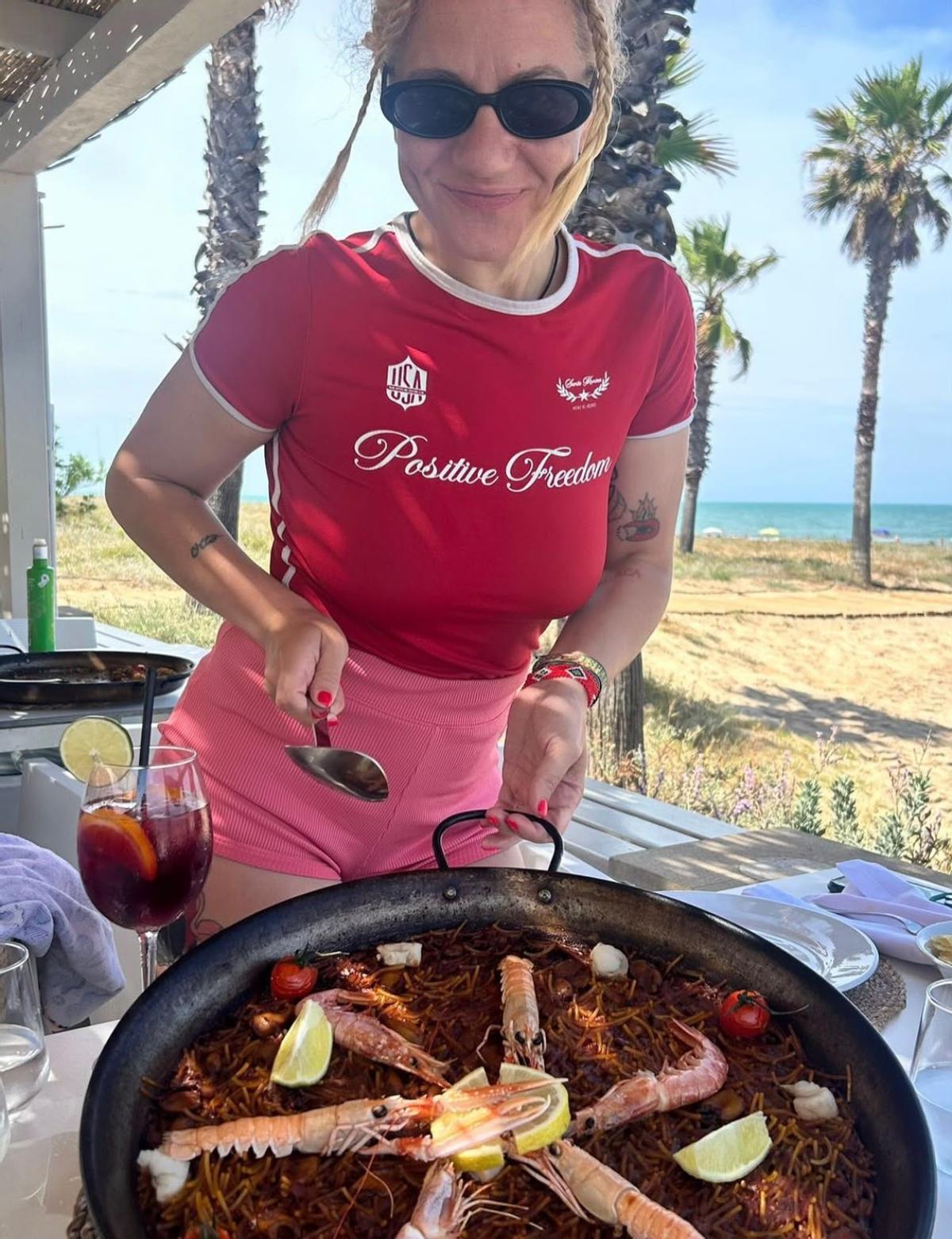 Henar Álvarez, disfrutando de una fideua