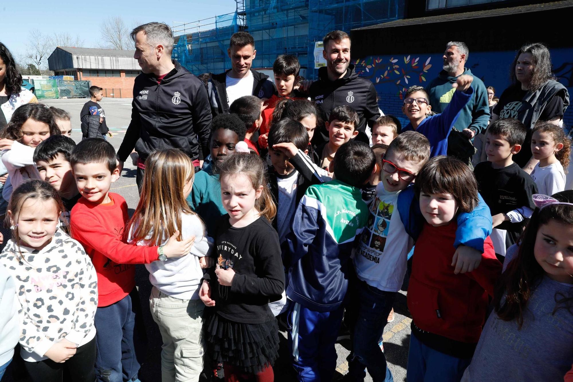 EN IMÁGENES: Así ha sido la visita del Avilés al colegio Marcelo Gago