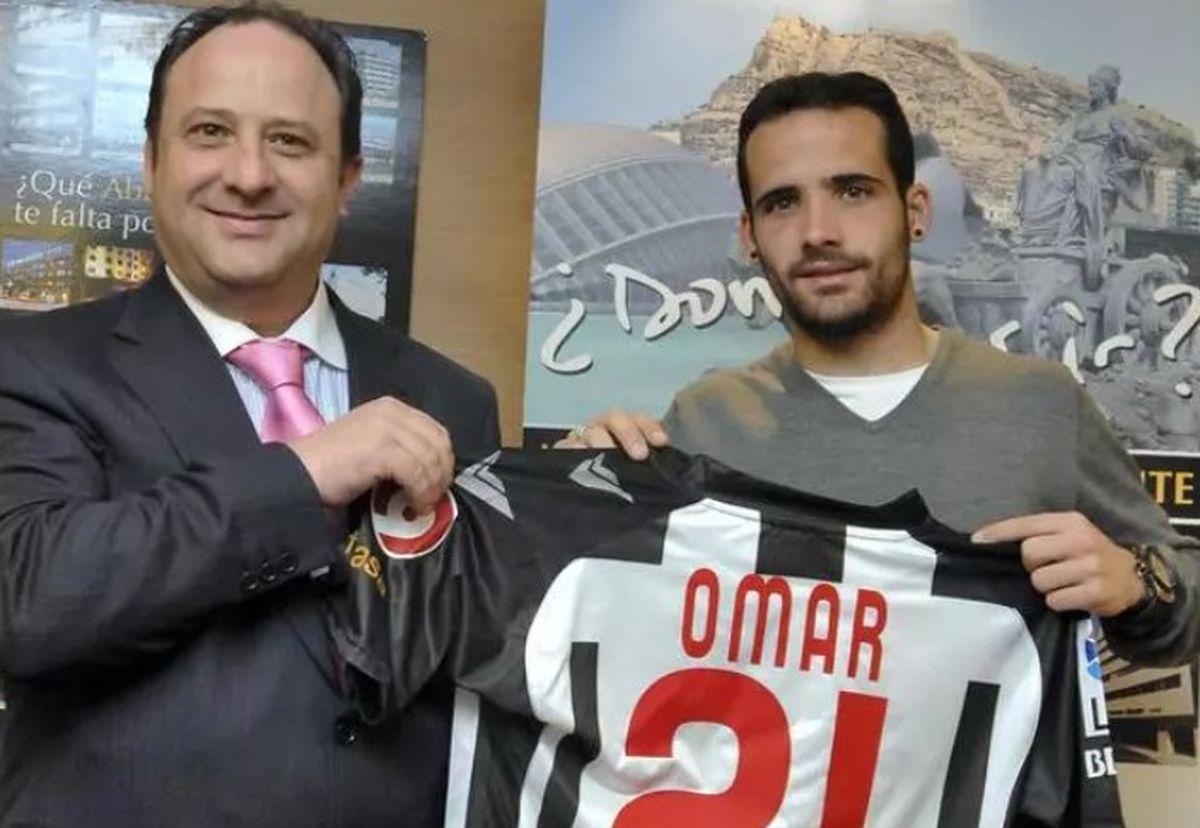 José Laparra, presidente del Castellón en febrero del 2009, en la presentación de Omar Sampedro, exjugador del Sporting.