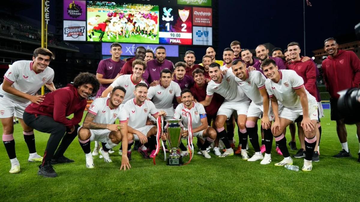 El Sevilla celebrando tras ganar ante el Crystal Palace