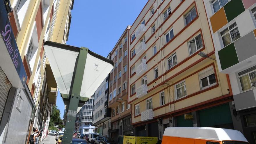 Cámaras frente a la fachada del edificio de la calle Gerión donde ocurrió el crimen.