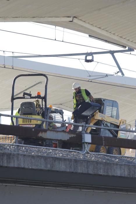 Obres a les andanes de l'estació de Renfe i al parc Central