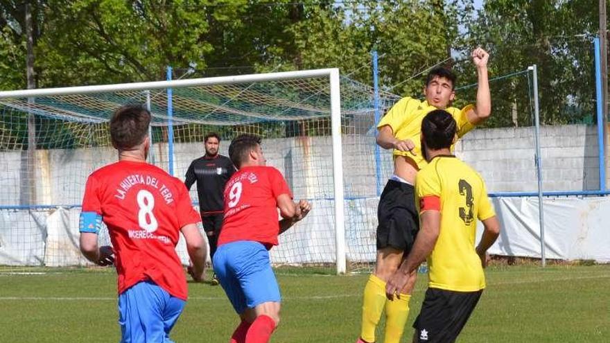 la defensa visitante despeja un pase por alto.