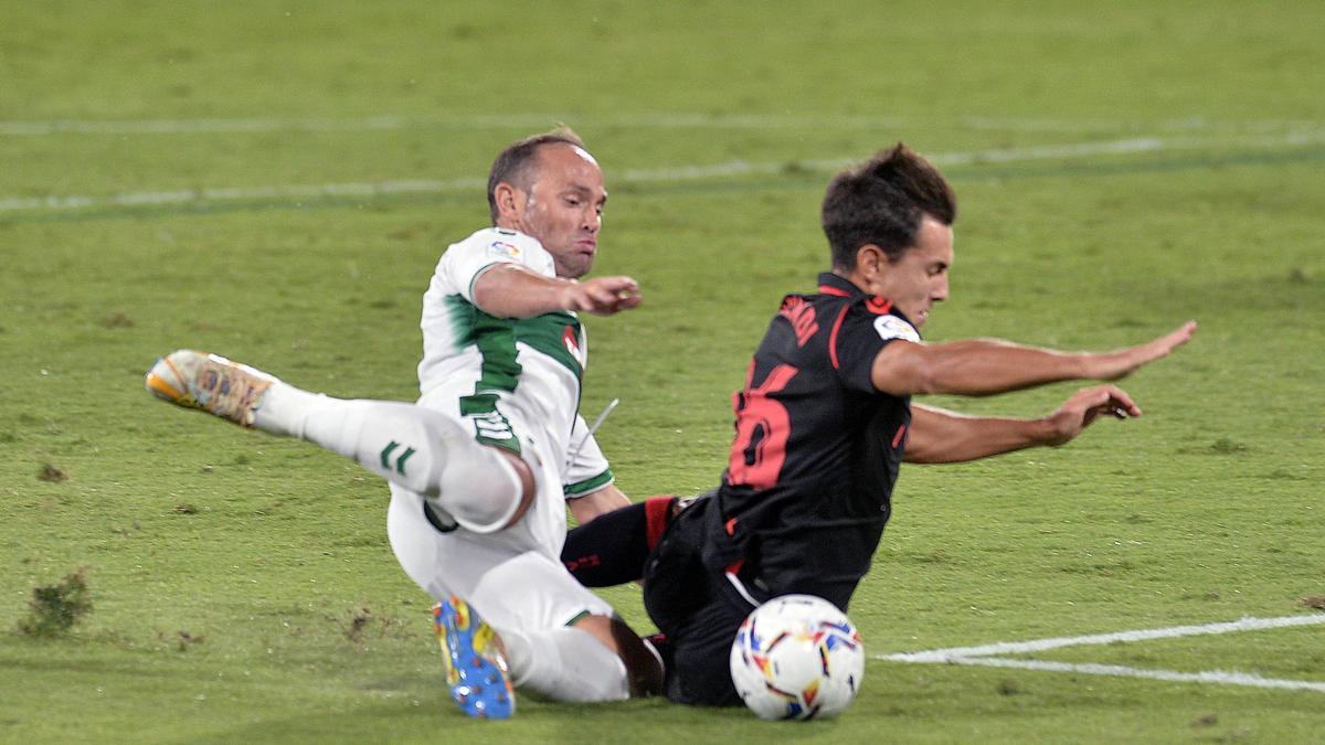 Nino, que ayer con 40 años debutó con el Elche en Primera División, cae al suelo en una pugna con Gorosabal.