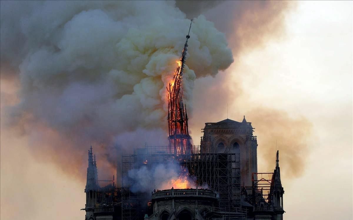 Incendio en la Catedral de Nôtre Dame