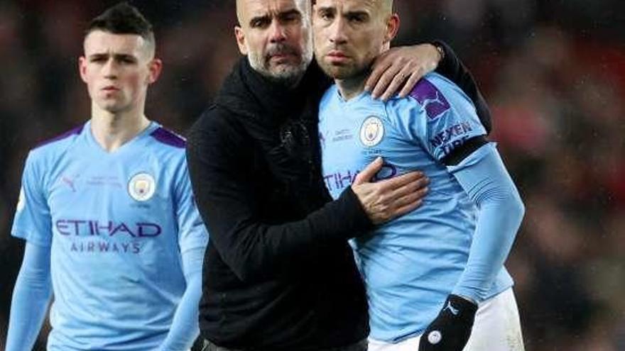 Guardiola intente consolar a Otamendi, tras la derrota. // Carl Recine