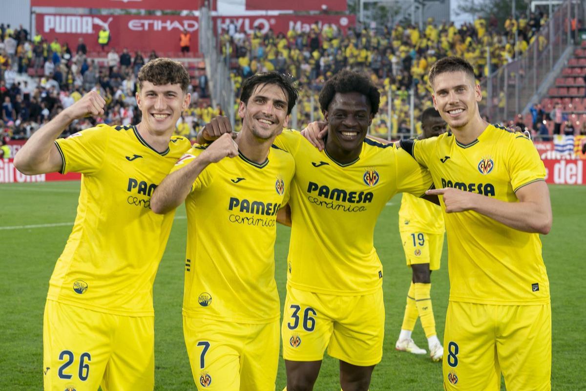 Pau Navarro (i), Gerard Moreno, Etta Eyong y Juan Foyth (d) celebran el triunfo del Villarreal en Girona.