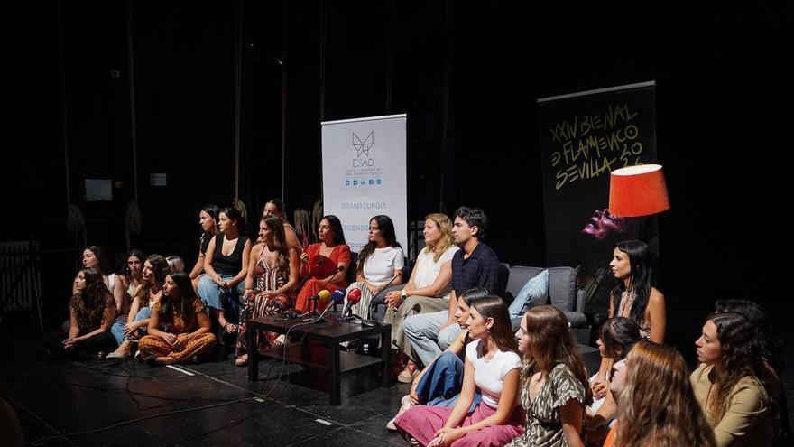 Ángeles Toledano estrena 'La misma sangre del cuerpo' en la Bienal de flamenco junto a treinta alumnas de la Escuela de Arte Dramático de Sevilla
