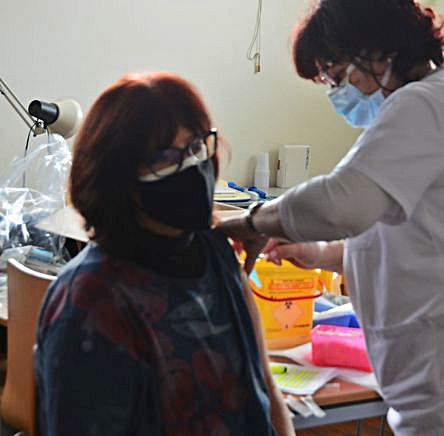 La vacuna llega a los centros de salud con 127 sanitarios inmunizados en Cangas y Moaña