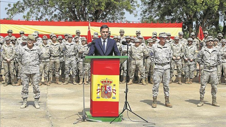 Sánchez visita a las tropas en Mali sin la ministra