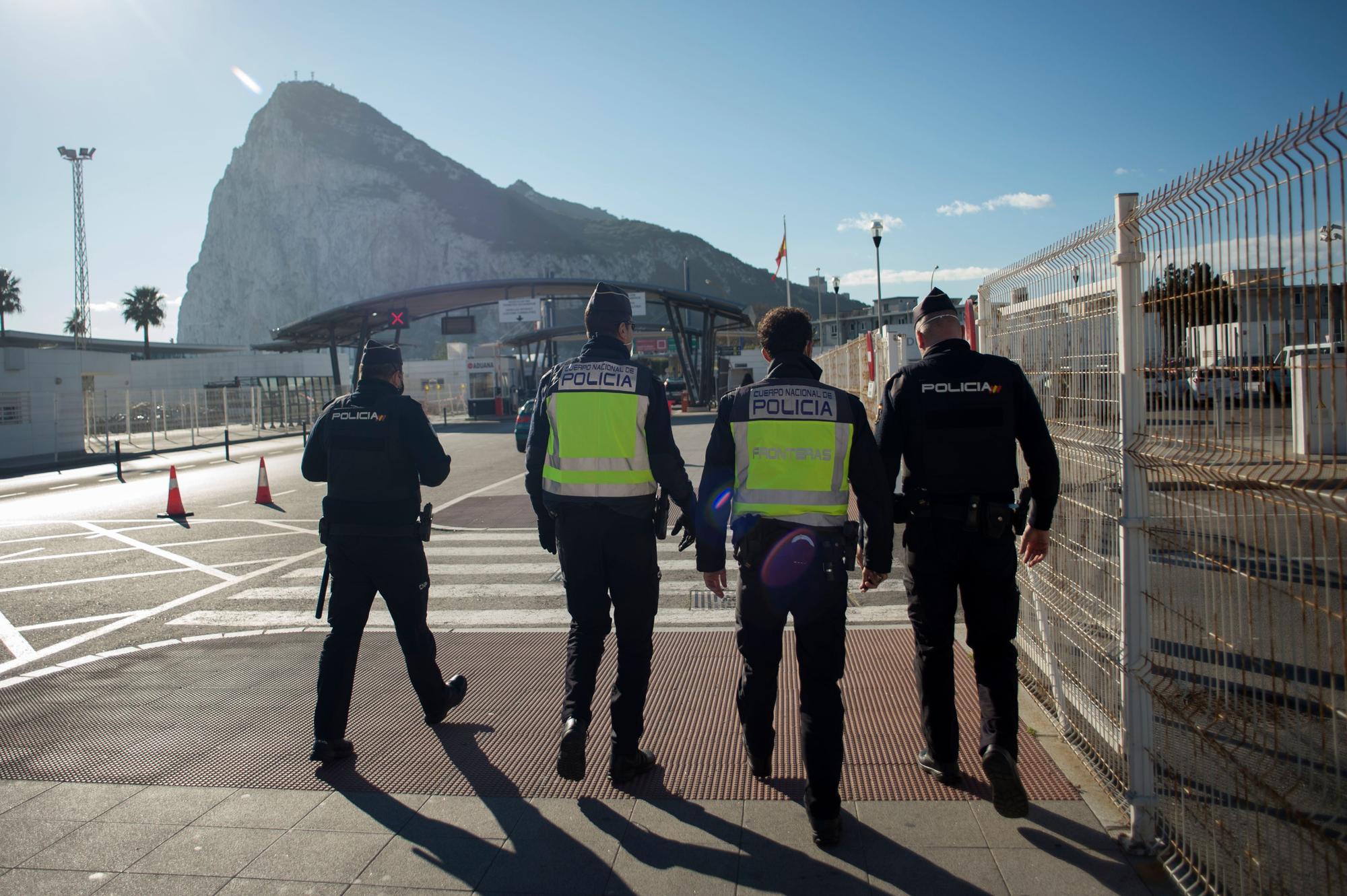 Agentes de policía patrullan entre la frontera entre España y Gibraltar