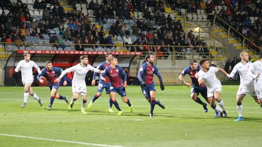 El Huesca se despide de la Copa en León (2-1)