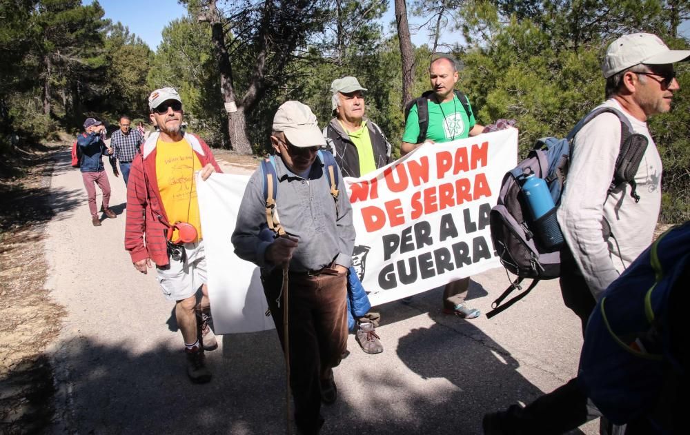 Marcha antimilitarista en la Sierra de Aitana