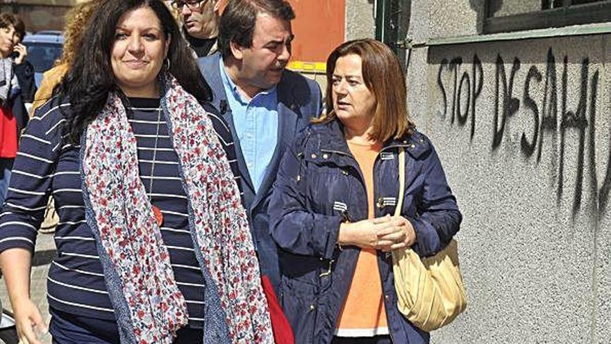 Luisa Cid, a la izquierda, durante la campaña electoral de 2015, con el candidato del PP, Carlos Negreira.