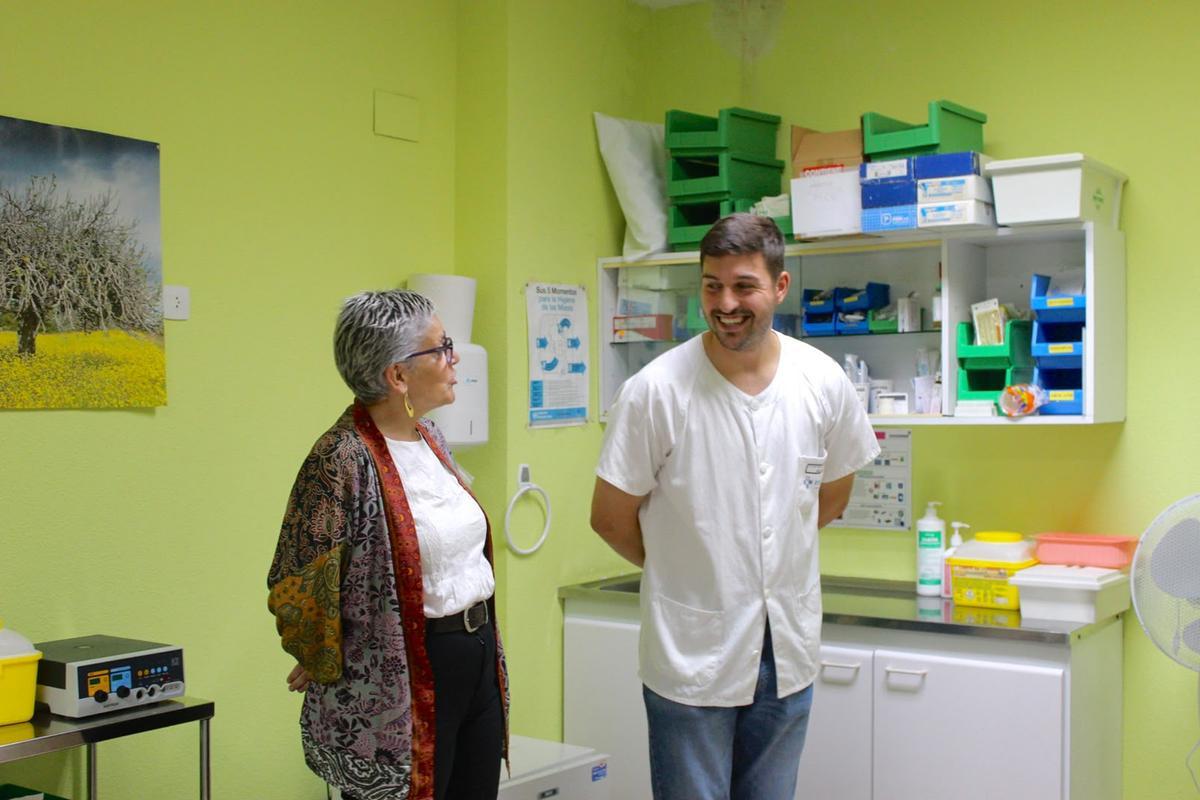 La consejera conversa con el dermatólogo.
