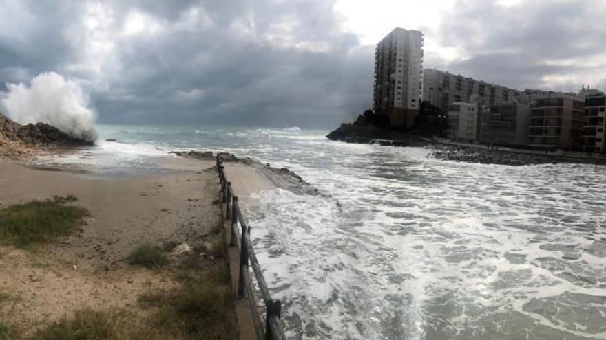 La cala del Faro ocupada por el mar, que golpeaba con fuerza en la zona rocosa. | LEVANTE-EMV