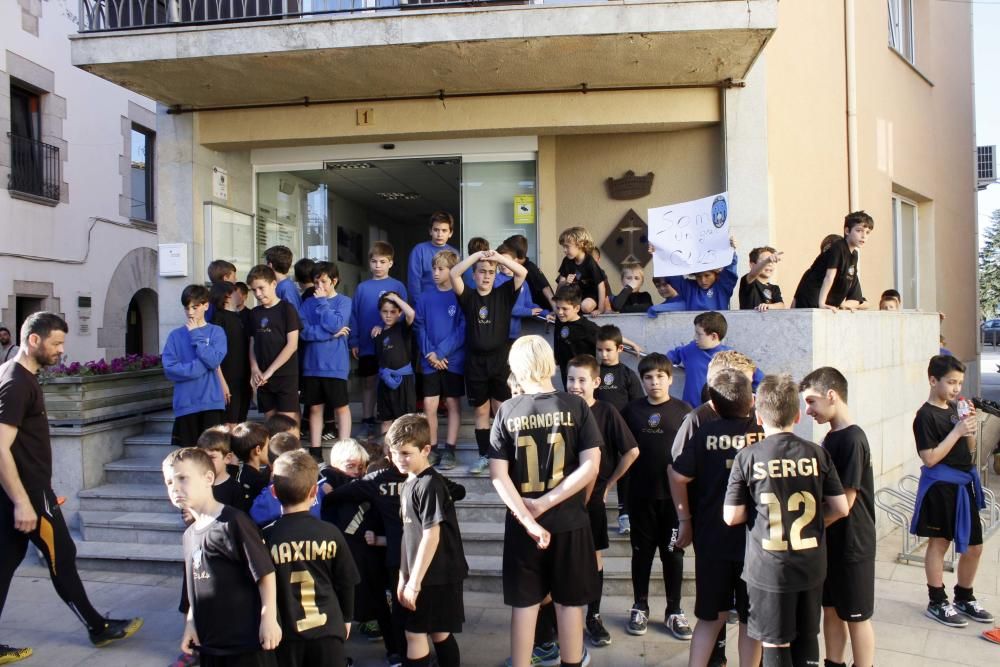 Protesta a Vilobí contra la unió dels dos clubs de futbol