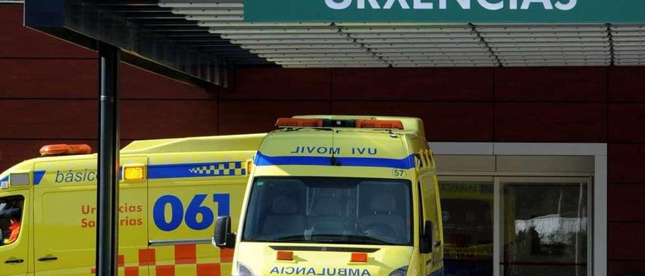 Ambulancias ante el servicio de urgencias del Hospital do Salnés. // Iñaki Abella