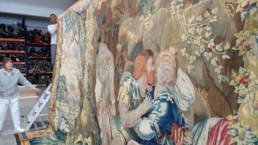 Un dels dos tapissos del segle XVI restaurat, al taller Papiol, a Sant Cugat del Vallès. | CEDIDA PER TALLER PAPIOL