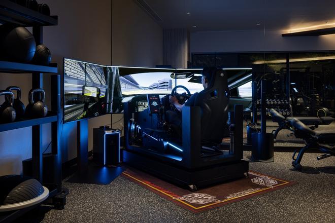 El Fuji Speedway Hotel cuenta con un simulador de carreras ubicado en el propio gimnasio.