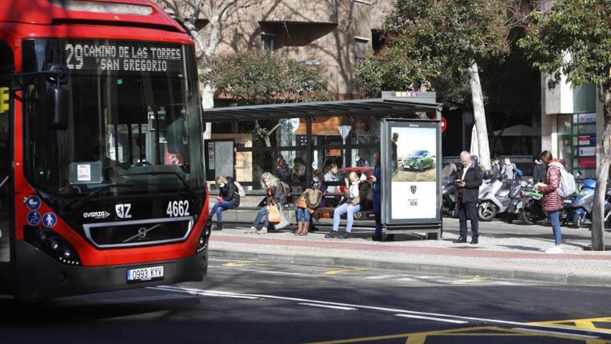 Usuarios esperando en las paradas de bus durante la última huelga.