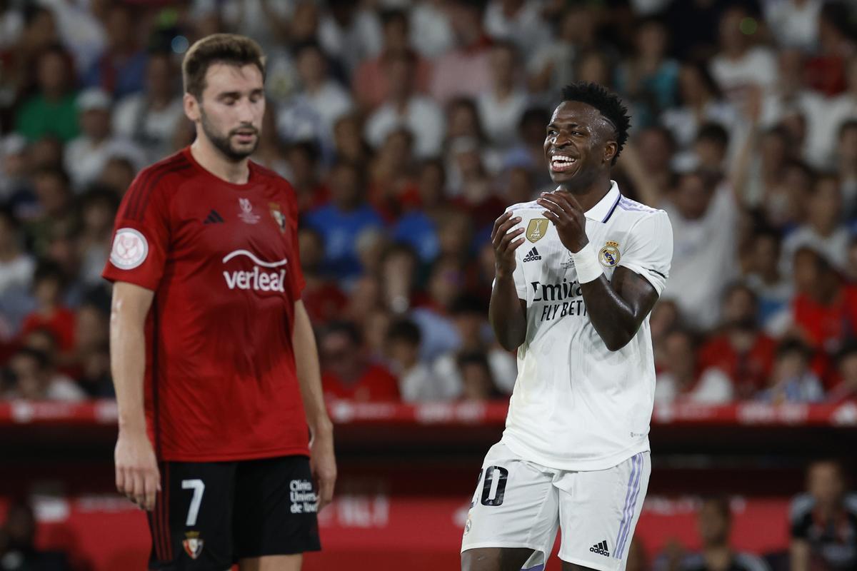 Vinícius Júnior (d) reacciona ante Jon Moncayola, de Osasuna, durante la final de la Copa del Rey de fútbol