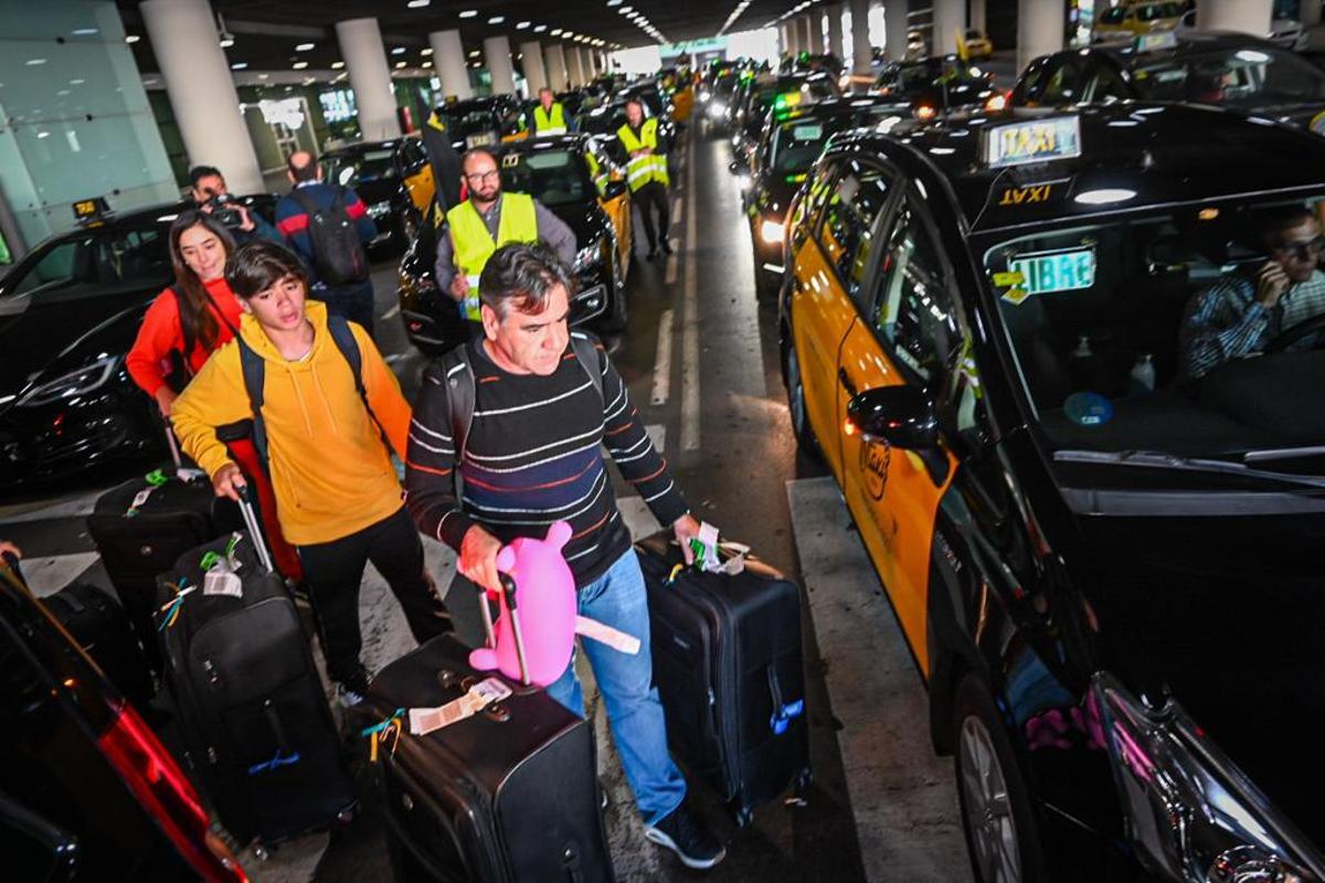 Protesta de taxis en el aeropuerto de Barcelona