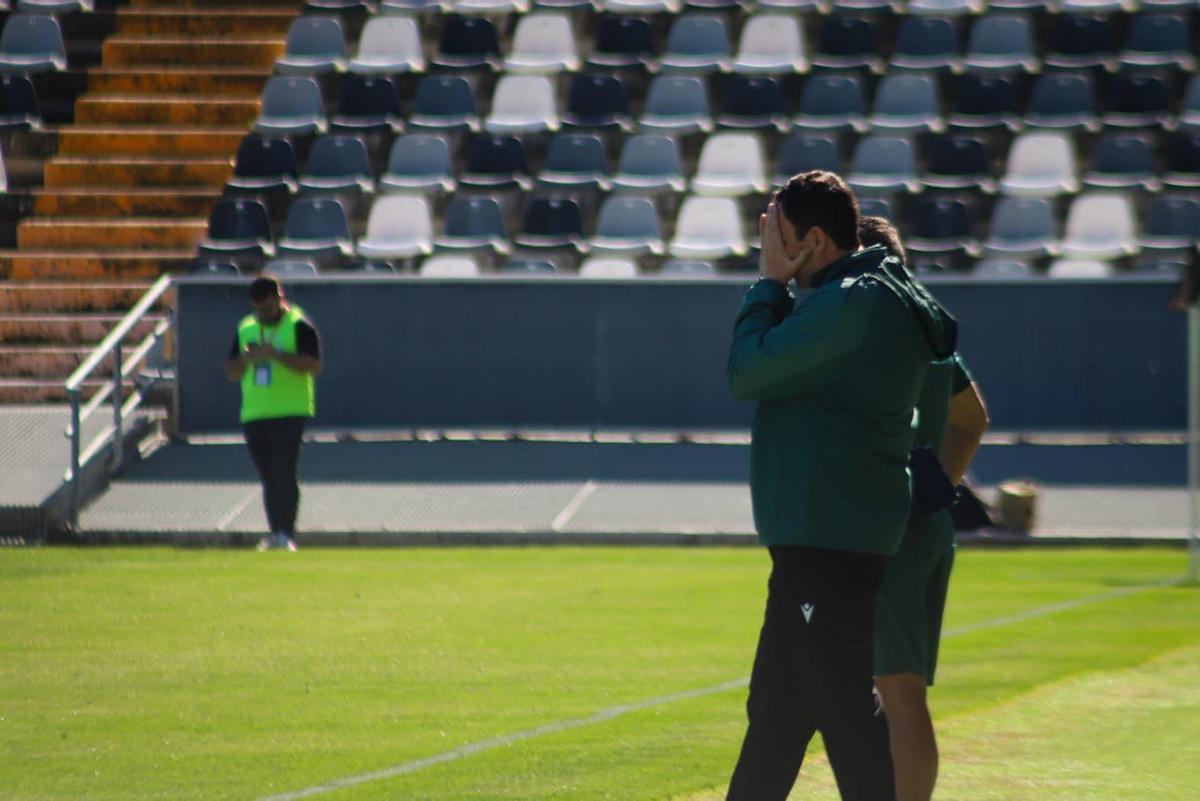 Ávila, frustrado en la zona técnica durante el encuentro ante el Moralo.
