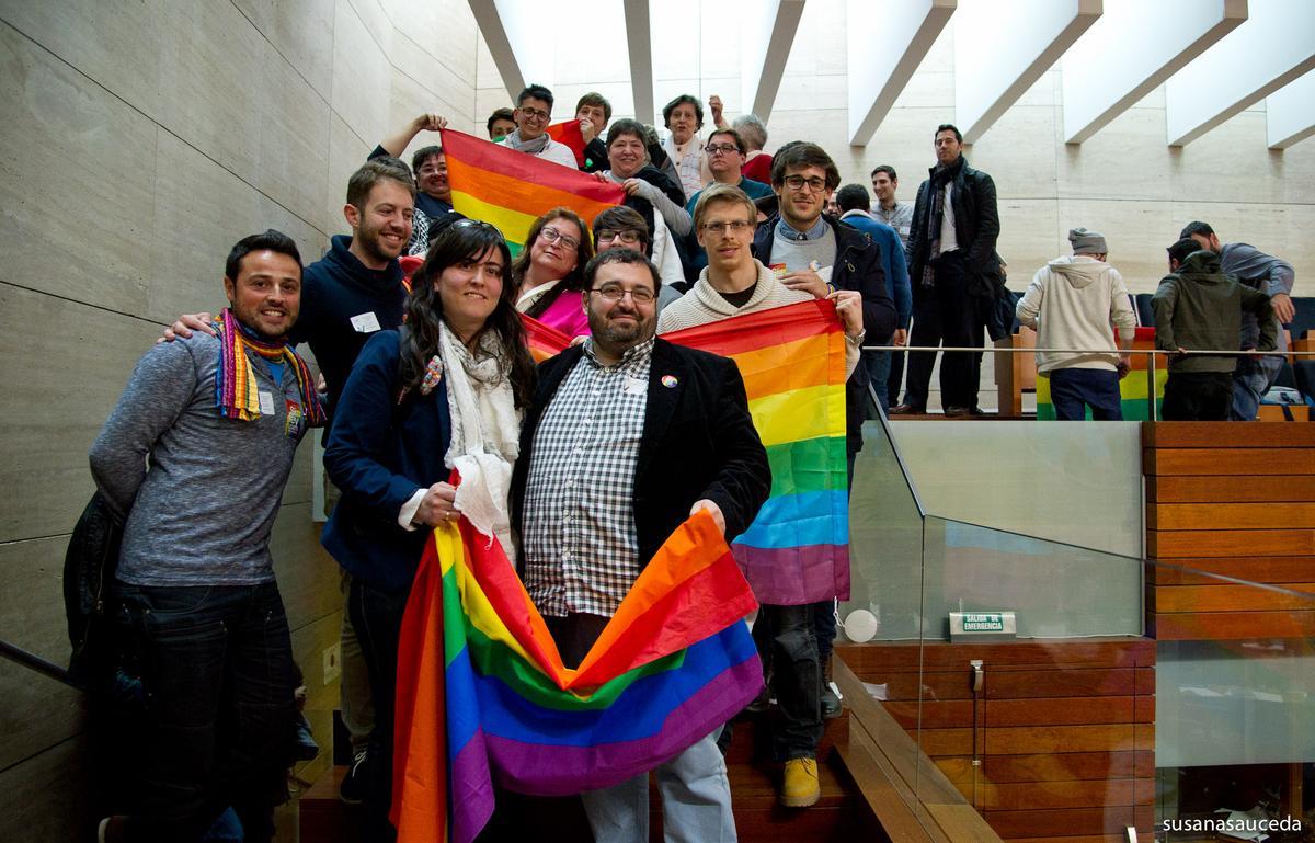 Colectivos celebran la aprobación de la ley LGTBI extremeña, el 19 de marzo de 2015.