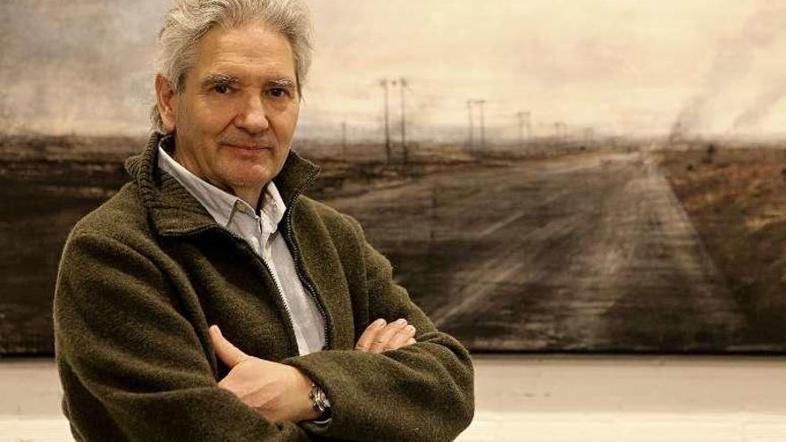 Alejandro Quincoces, ante una de sus obras, en la galería.