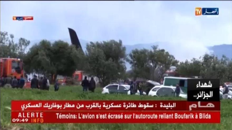 Un avión con cientos de militares a bordo se estrella en Argelia