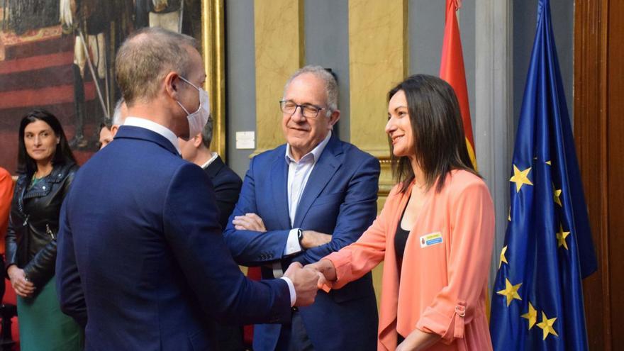 Aida Nuño saluda a Ánder Gil, presidente del Senado, antes de su ponencia. | R. L. P.