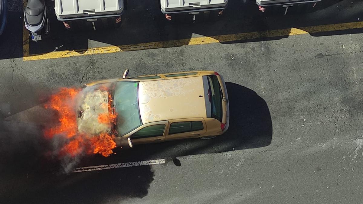 Incendio en un coche en Francisco Gourié