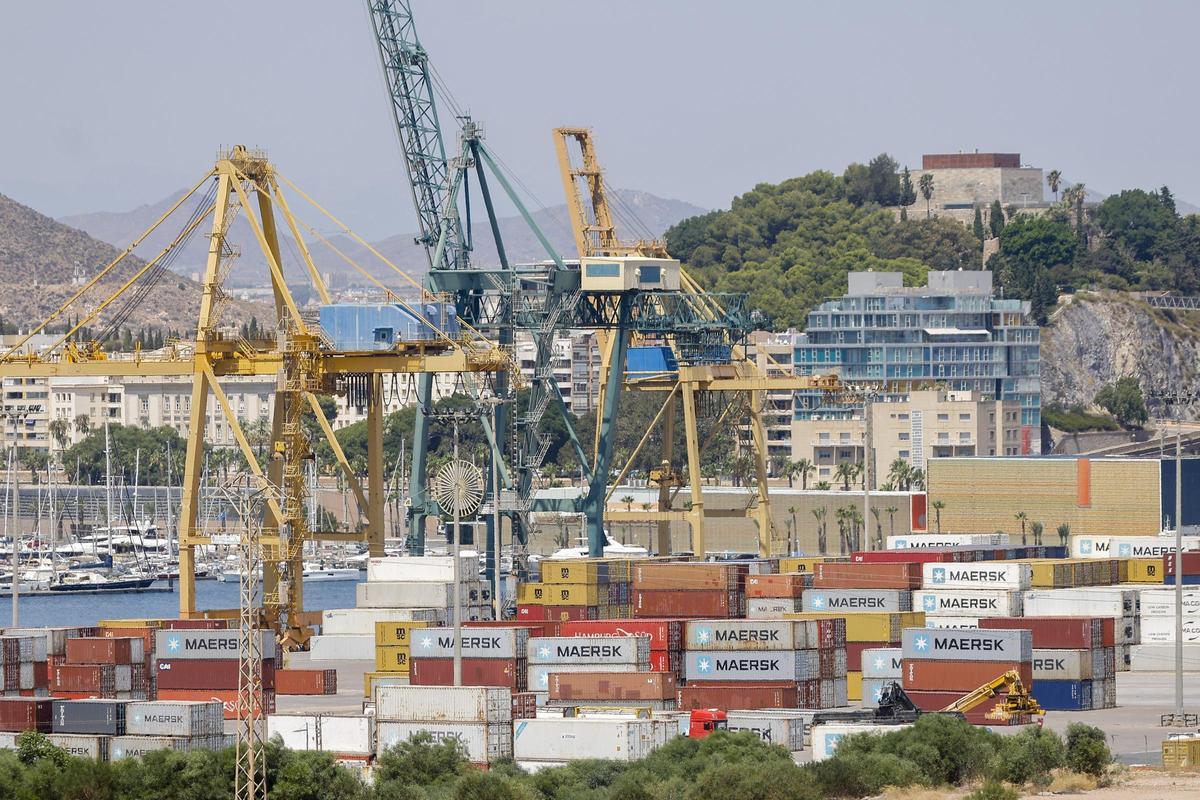 Contenedores de exportación en el Puerto de Cartagena.