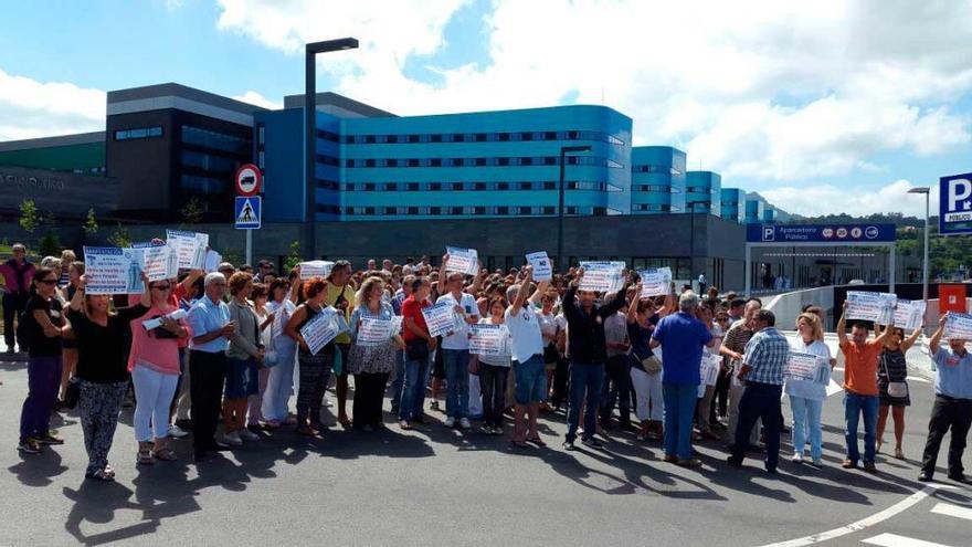 La protesta en el exterior del nuevo hospital de Vigo. // Marta G. Brea