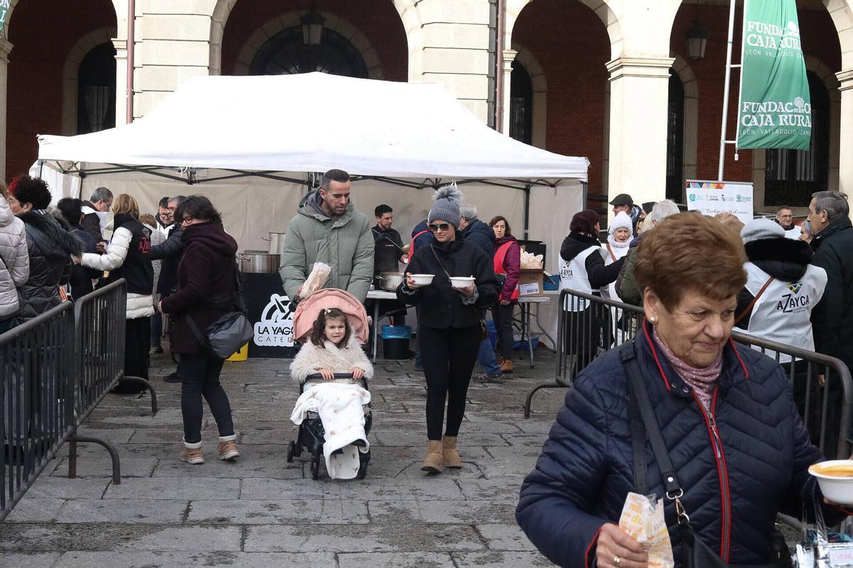 GALERÍA | Sanantonada de Azayca en la Plaza Mayor: agotados todos los platos