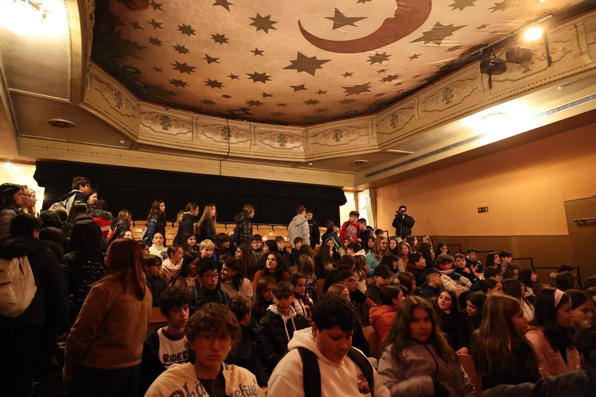 Estudiantes antes del inicio de la representación en el Teatro Principal de Alcoy
