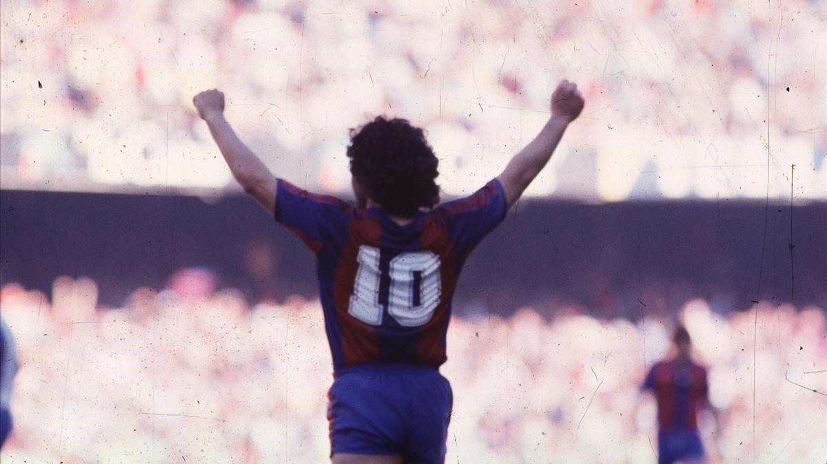 Diego Armando Maradona celebra un gol del Barça.