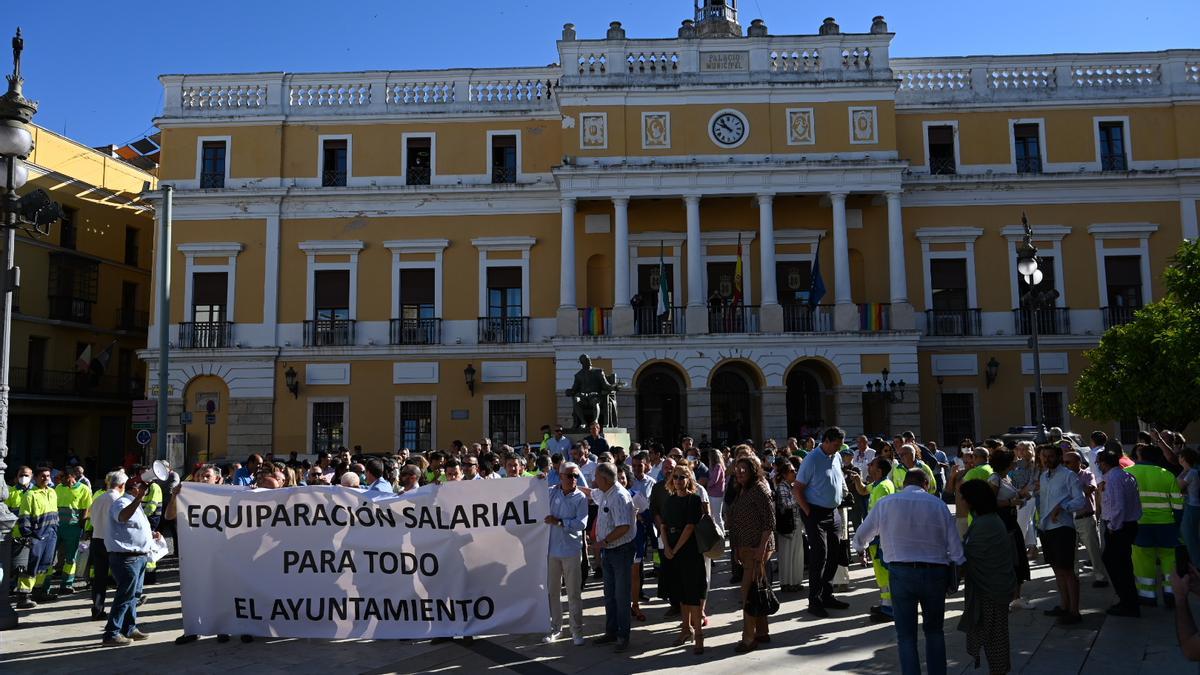 Trabajadores municipales a las puertas del Ayuntamiento de Badajoz este miércoles para exigir la equiparación salarial para todos.