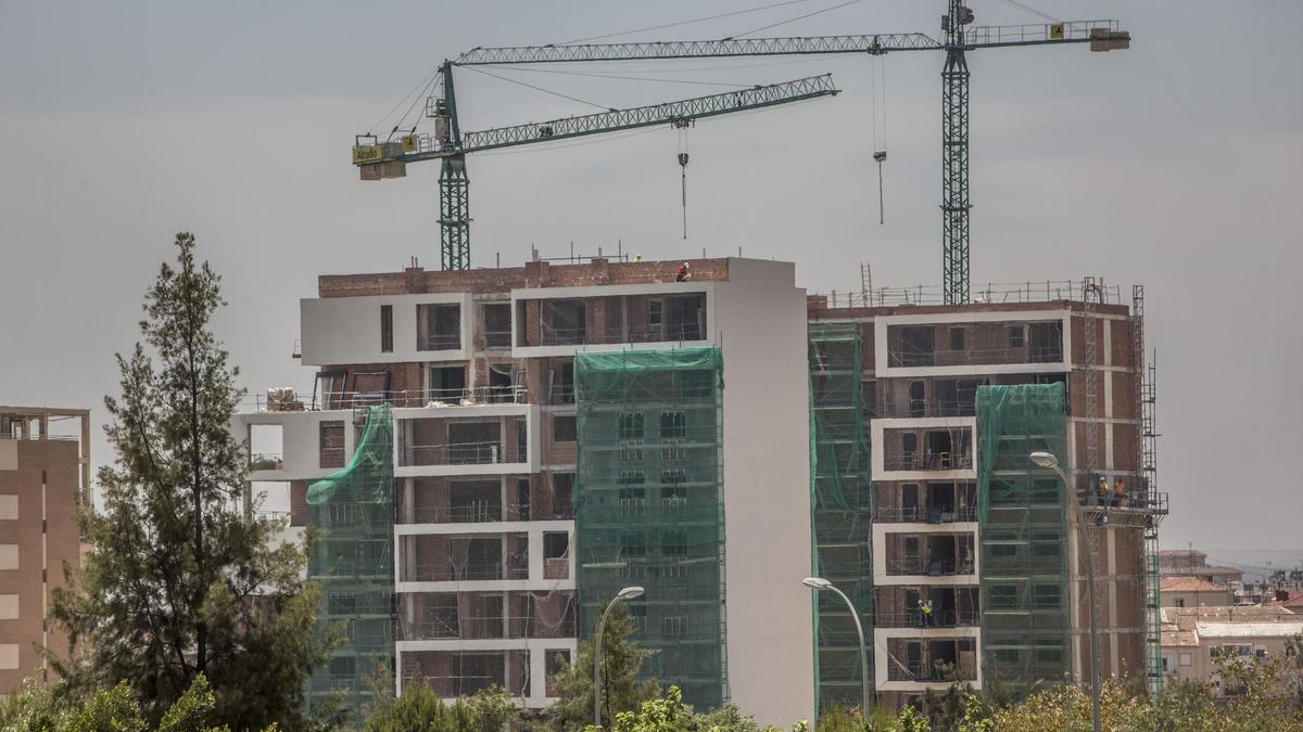 Un edificio de viviendas en construcción en Alicante.