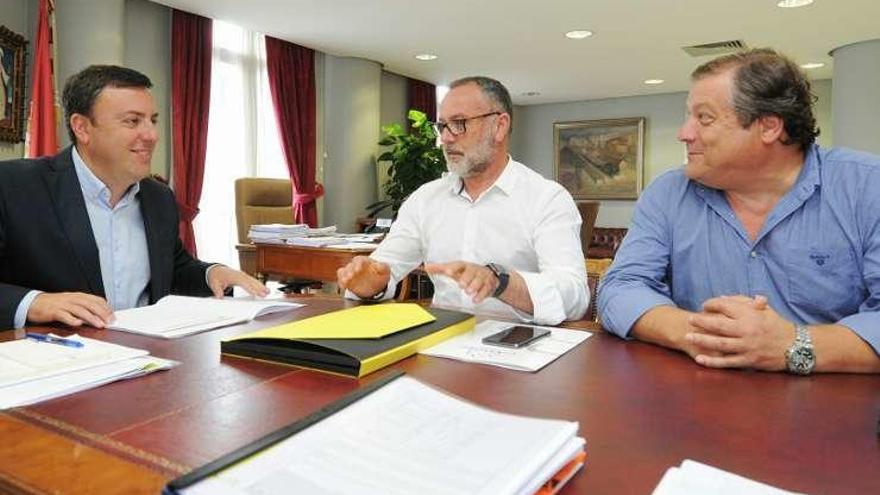 El presidente provincial, el alcalde y el teniente de alcalde, ayer.