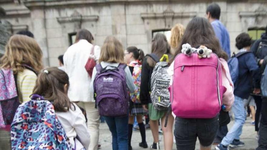 Varios alumnos se dirigen a su colegio en A Coruña.