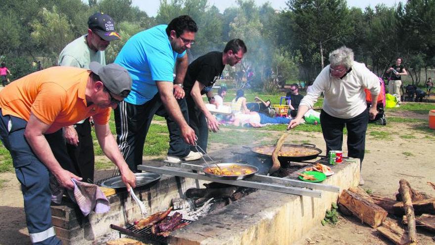 In einer der anderen Buch Auch an der Feuerstelle am Picknickplatz Caubet in Bunyola kommt man leicht mit anderen Gästen ins Gespräch.