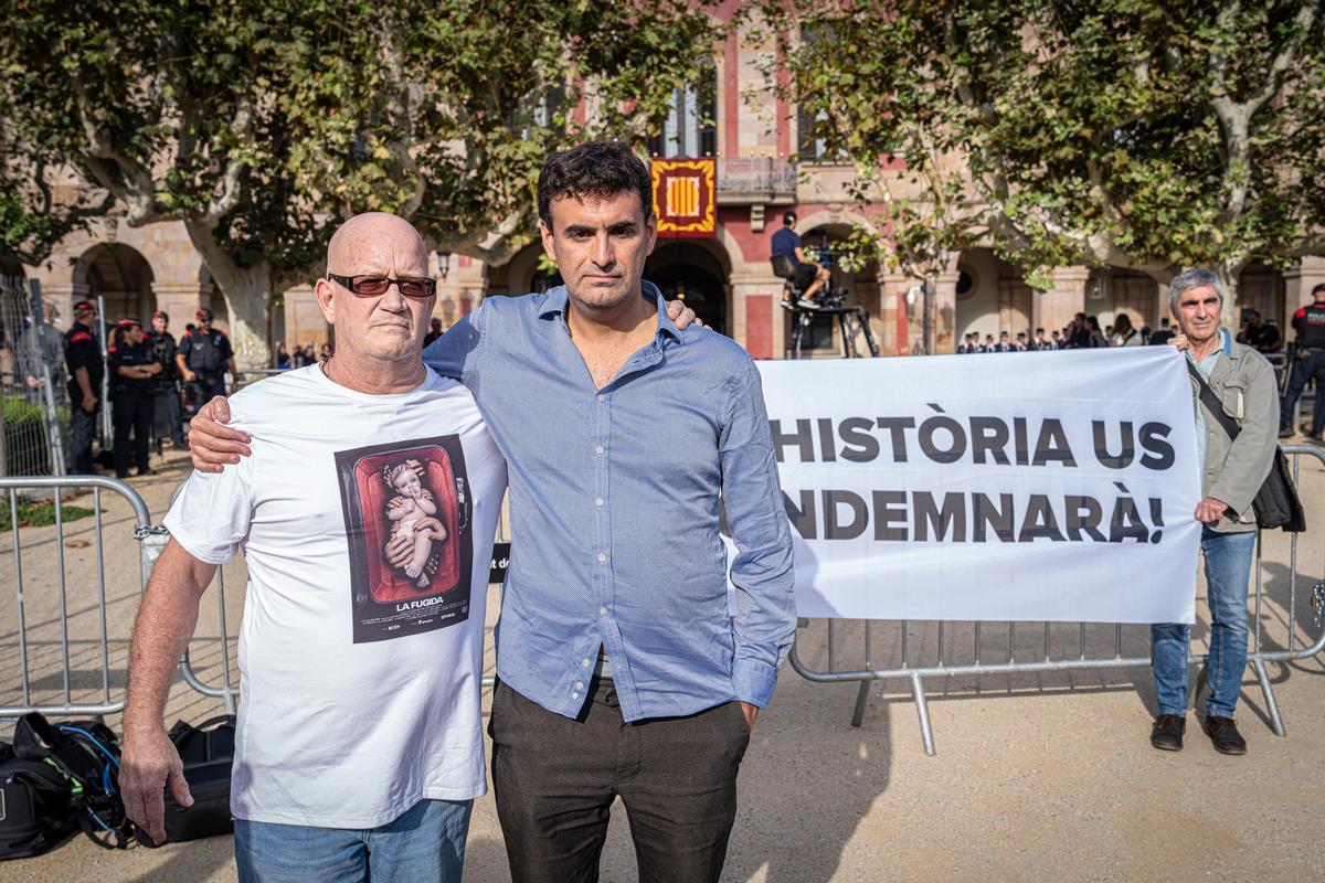 Protestas frente al Parlament por la entrega de la Medalla de Honor al Monasterio de Montserrat