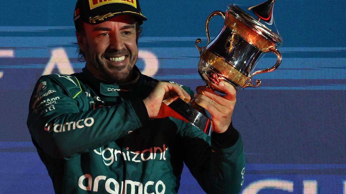 Alonso festeja su tercer puesto en Bahréin