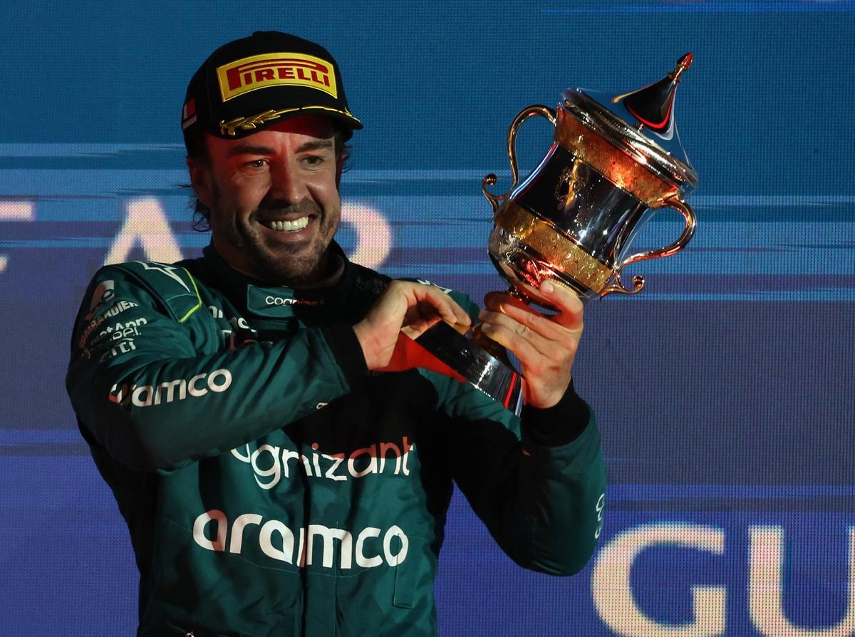 Alonso festeja su tercer puesto en Bahréin