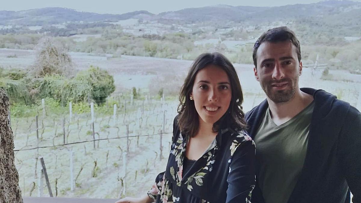 Adán y Lucía en su casa de Beade, con las viñas al fondo.