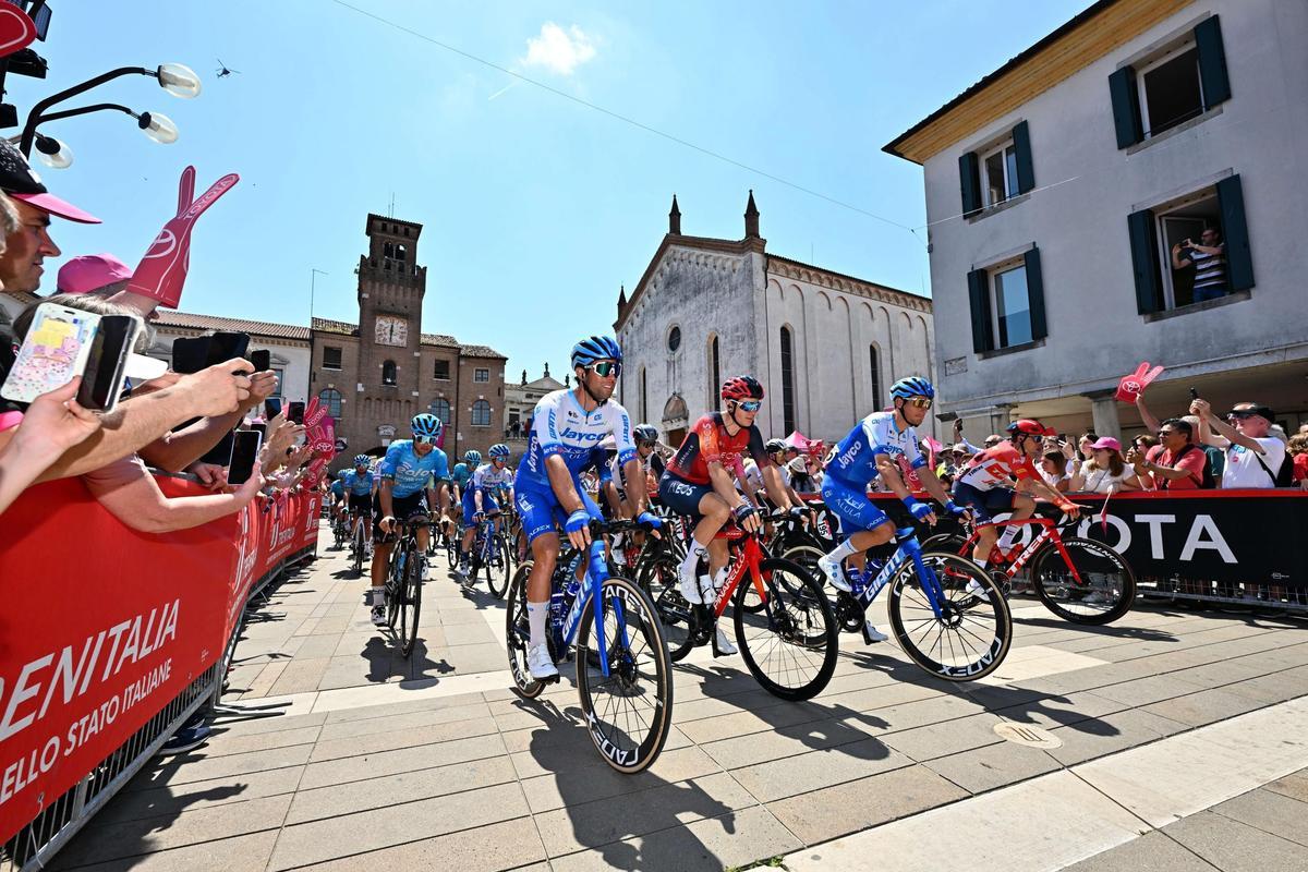 Oderzo (Italy), 25/05/2023.- The pack of cyclists get moving at the start of the 18th stage of the Giro d’Italia 2023 cycling tour over 161 km from Oderzo to Val di Zoldo, Italy, 25 May 2023. (Ciclismo, Italia) EFE/EPA/LUCA ZENNARO